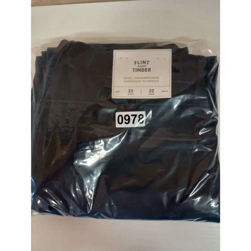 NWT Flint and Tinder Corduroy Size 33x32 Navy 5 Pocket Tapered Fit (0978)